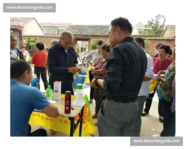 图赫尔更衣室暖心一幕:欧青赛夺冠后拥抱每位球员彰显领袖魅力 图赫尔更衣室暖心一幕:欧青赛夺冠后拥抱每位球员彰显领袖魅力